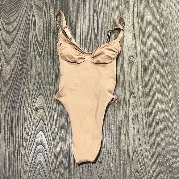 SKIMS Tops - NWOT Skims Seamless Sculpt Thong Bodysuit Scoop Neck Shapewear Clay Size S